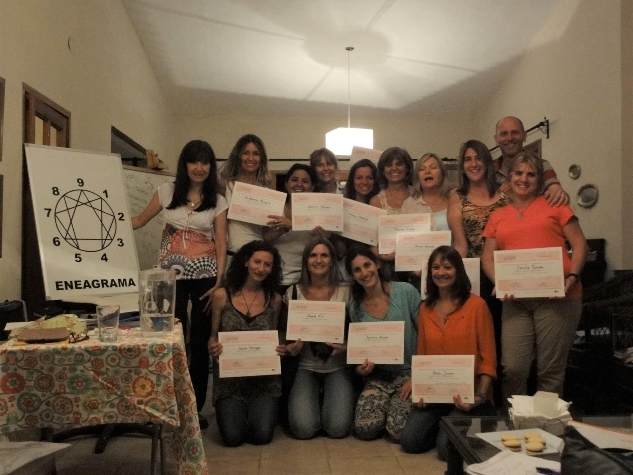 Maestras con el diploma del Curso de Eneagrama